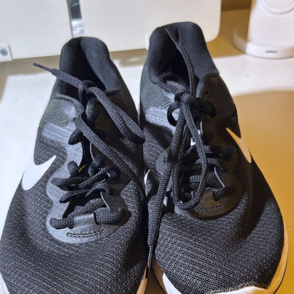 Nike Black and White Running Shoes - Picture 5 of 6